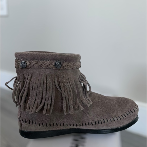 NEW Minnetonka Gray Suede Fringe Flat Boho Hippie Booties - Size 6 - Picture 9 of 16